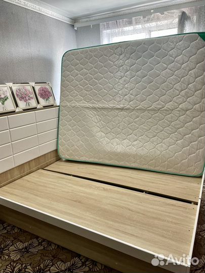 Кровать с матрасом и комодом