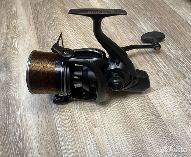 Daiwa 18 Emblem Spod 35 SCW QD сподовая катушка