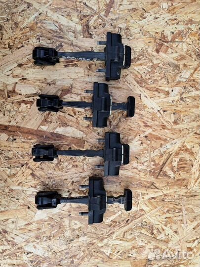 Ограничитель передней задней двери Renault Kaptur