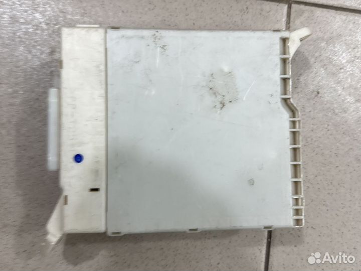 Салонный блок предохранителей Lexus gs300