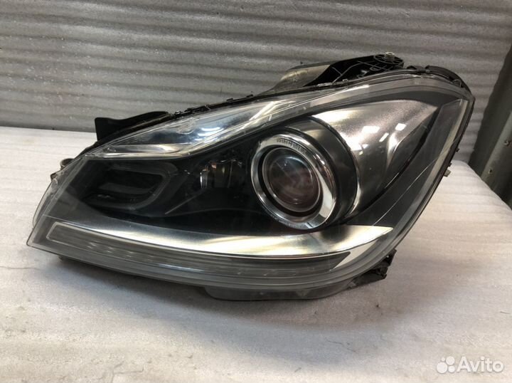 Фара Левая на Mercedes W204 C 204 оригинал
