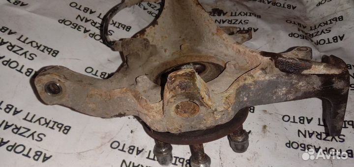 Кулак поворотный левый Dodge Stratus