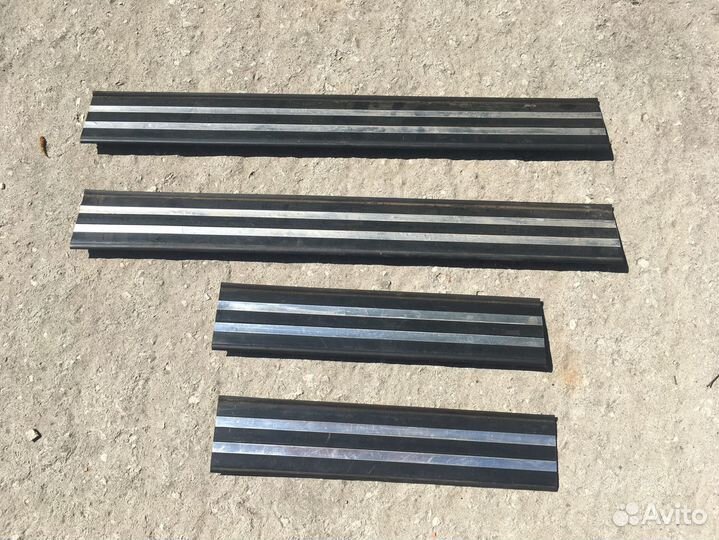 Накладки порогов BMW E34