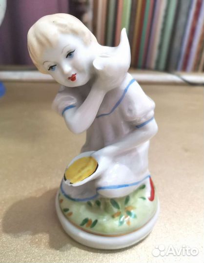 Фарфоровая статуэтка 