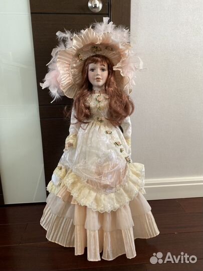 Фарфоровая кукла