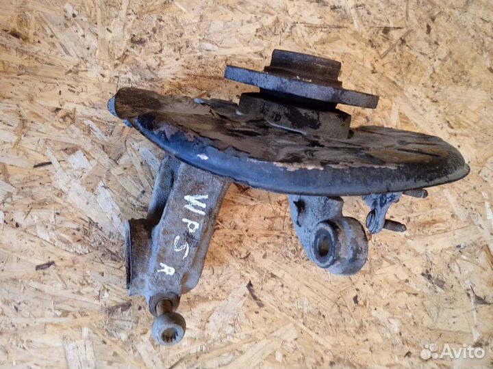 Кулак передний правый volkswagen polo 2011