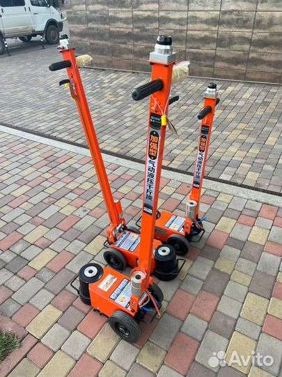 Домкрат подкатной грузовой пневмогидравлический