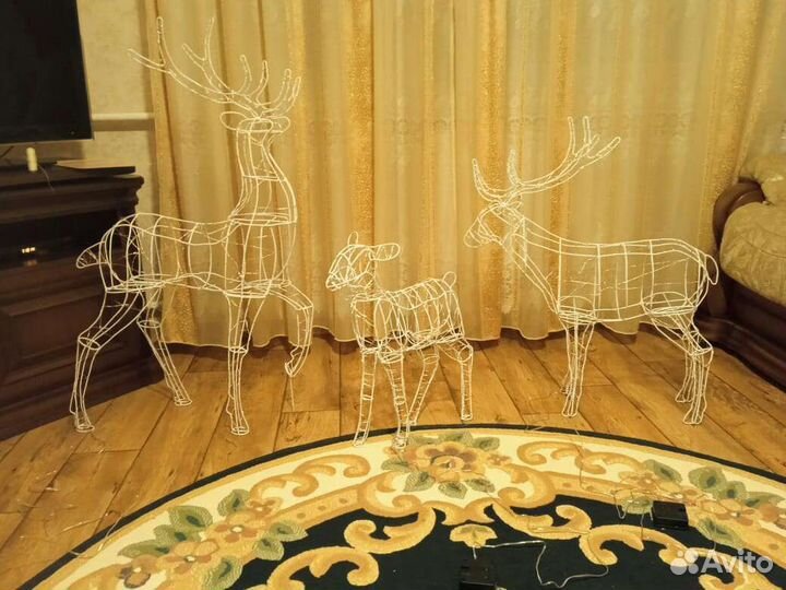 Олени из проволоки со светодиодными гирляндами
