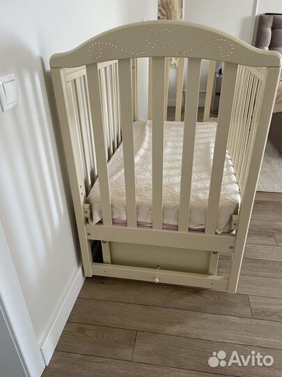 Детская кроватка с маятником и ящиком