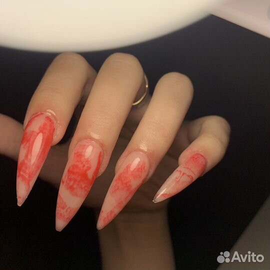 Модель на маникюр