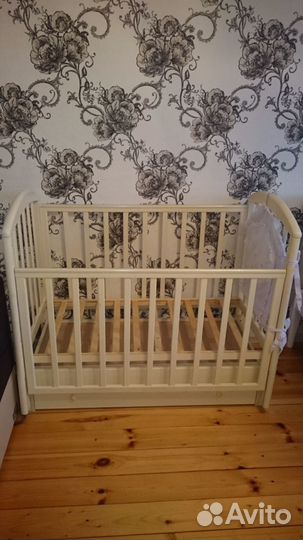 Кроватка детская маятниковая с комплектом
