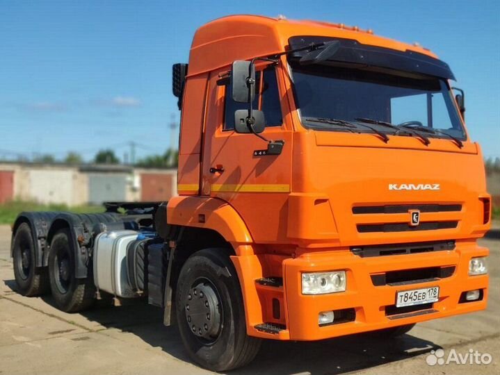 Водитель седельного тягача