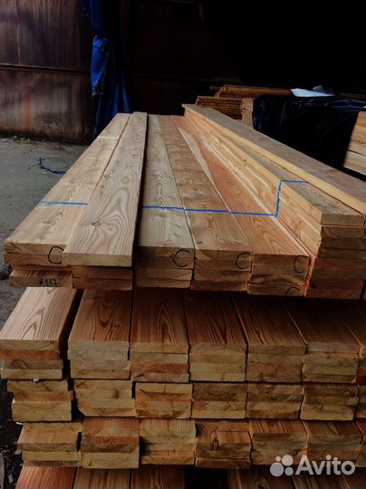 Строительные материалы: доски из лиственницы