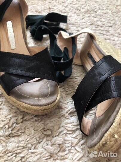 Босоножки на платформе с завязками