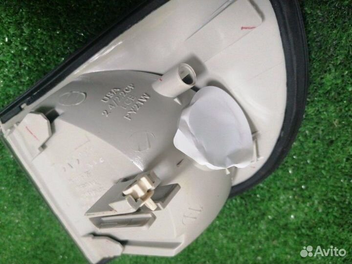 Указатель поворота передний правый Audi A6 (C4)