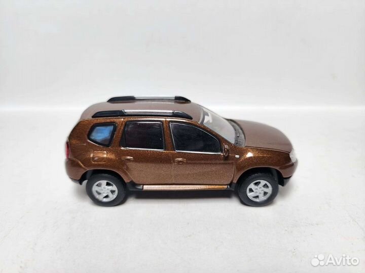 Renault Duster дилерская 1:43