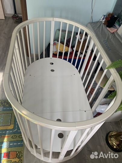 Детская кроватка с маятником