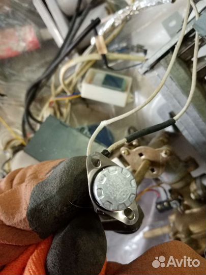 Запчасти от газовой колонки vector