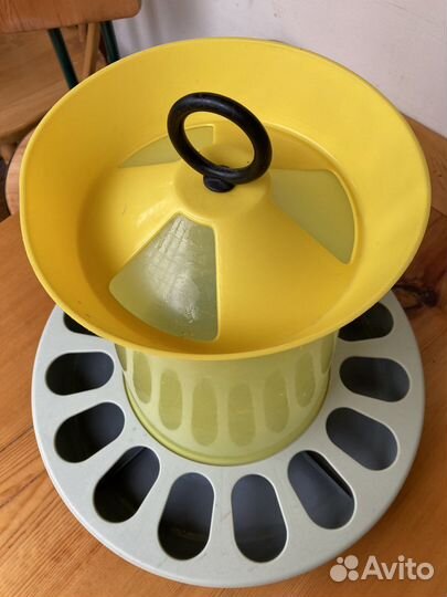 Бункерная кормушка для птиц