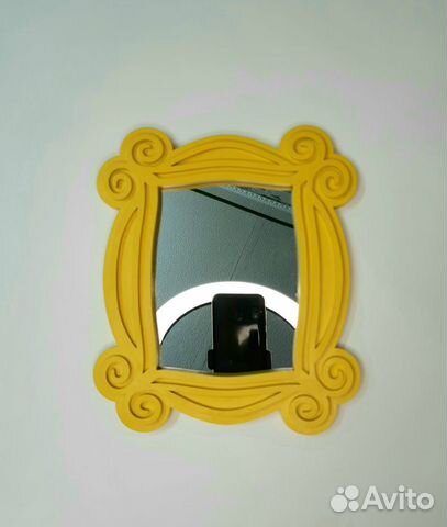 Зеркало в деревянной раме желтой