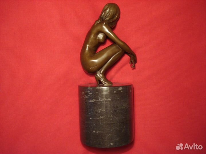 Обнаженная Девушка На корточках Эротика Франция