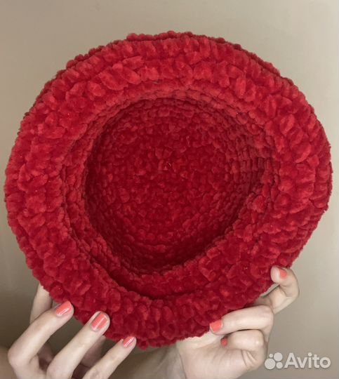 Красная вязанная шляпа