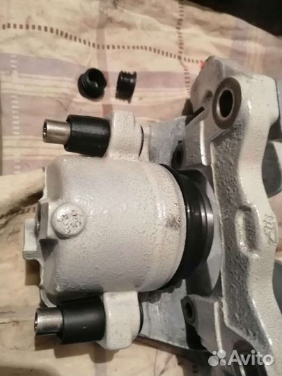 Суппорт Опель Астра Н, левый в сборе