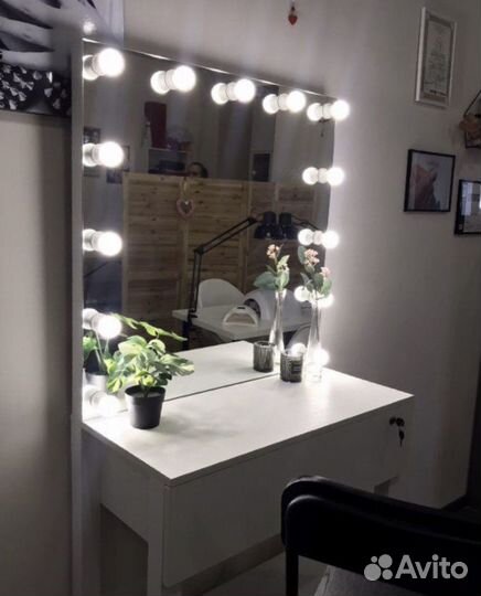 Гримерный столик с зеркалом