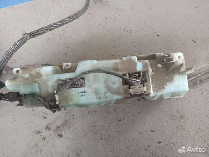 Омывательный бачок Toyota Land Cruiser 200