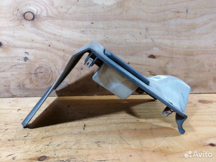 Пластиковая деталь салона Isuzu Elf NHR85A 4jjtcn