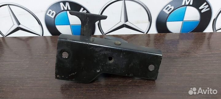 Крюк капота Мерседес W211