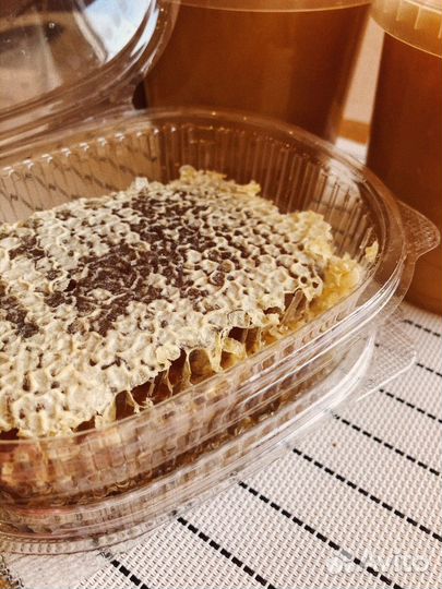 Натуральный мёд и соты