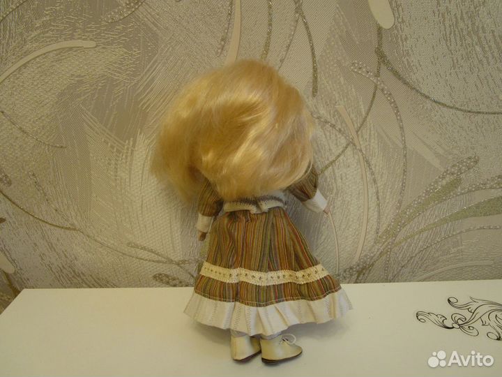 Кукла фарфоровая