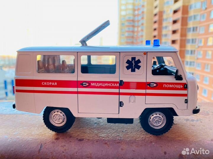 Модель автомобиля УАЗ 2206 буханка СССР Скорая