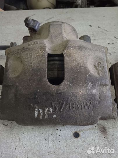 Суппорт передний правый BMW 7 E32 бмв 7 е32