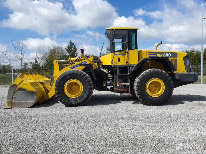 На разборке фронтальные погрузчики Komatsu