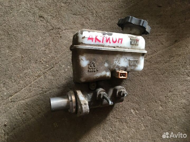 Главный тормозной цилиндр с бачком