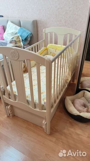 Детская кроватка с продольным маятником