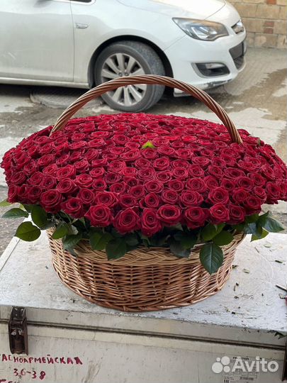 Цветы в корзине