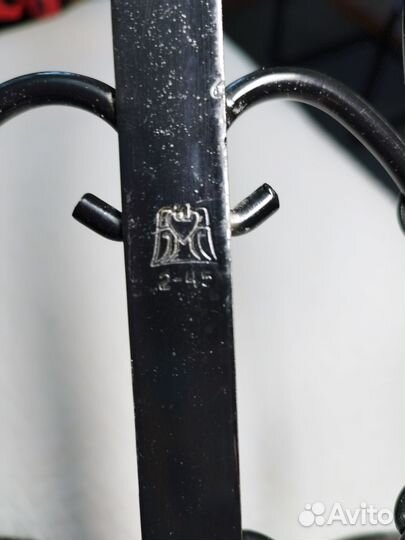 Металлический держатель для цветочных кашпо