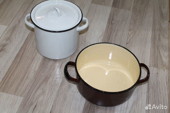 Новая эмалированная кастрюля