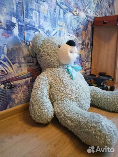 Большой плюшевый медведь