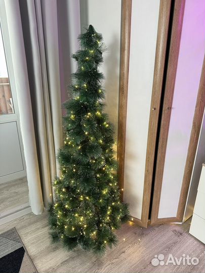 Ель искуственная и гирлянда 