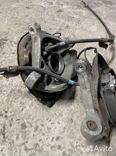 Кулак задний в сборе lexus is 250 gs 300