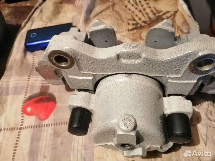 Суппорт Опель Астра Н, левый в сборе