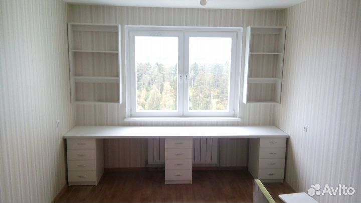 Письменный стол под окно