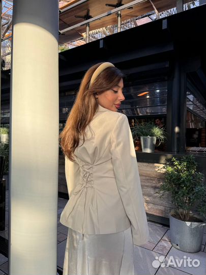 Пиджак со шнуровкой на спине