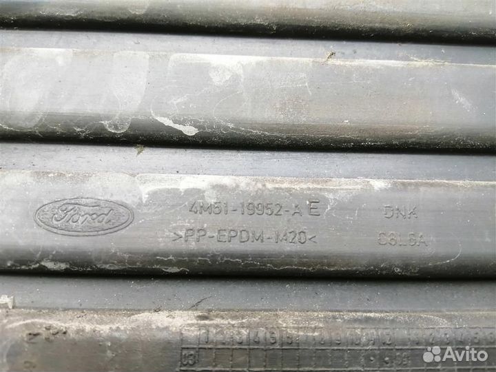 Решетка противотуманной фары правая Форд Фокус 2