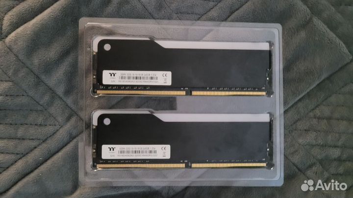 32GB (8GB x4) DDR4 3200MHz Thermaltake Toughram Z