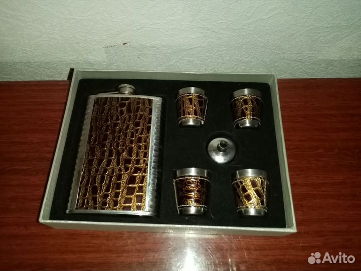 Подарочный набор с фляжкой и 4 стопки новый